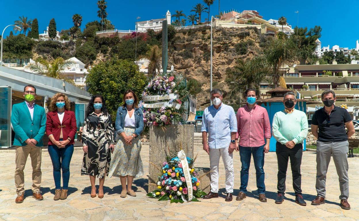 El alcalde y portavoces de la corporación, este miércoles junto al monumento en recuerdo del realizador vasco. 