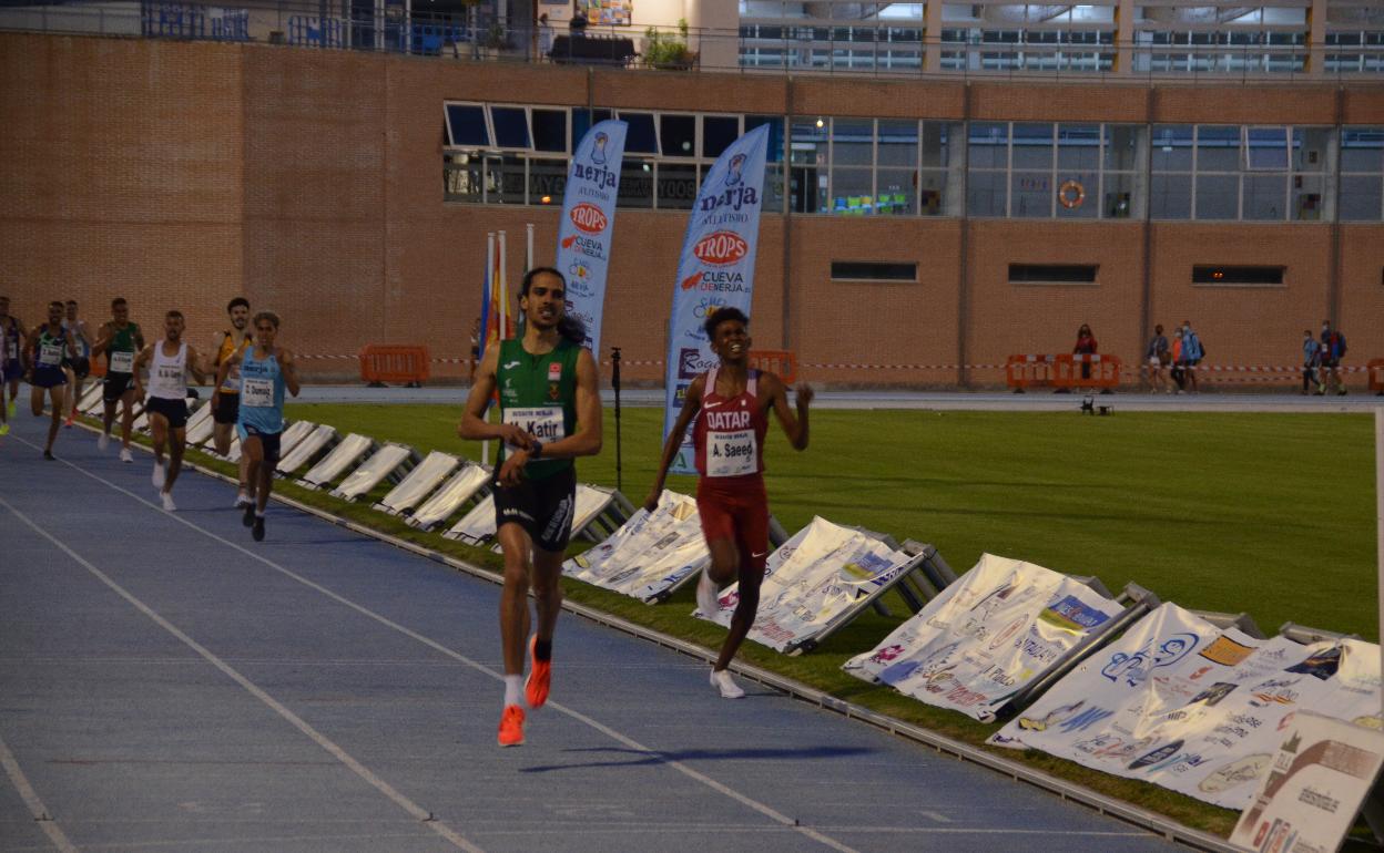 Mohamed Katir, a su llegada a meta en el estadio nerjeño. 