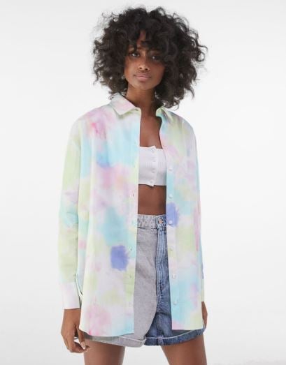 El que fuera el print más tendencia del verano 2020 (el tie dye) llega este 2021 en nuevos tonos en todo tipo de prendas. Así lo proponen algunas firmas como Dior, Sportmax o Gabriela Hearst. Este acabado se puso de moda durante la época 'hippy' de los años sesenta, cuando lo lucieron cantantes como Janis Joplin y se convirtió en toda una declaración de intenciones. En la foto: camisa de Bershka.