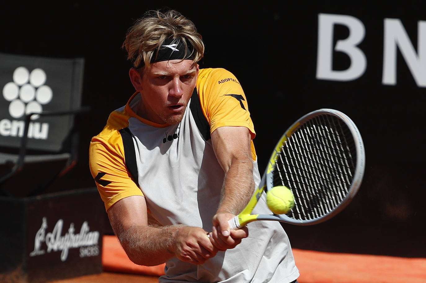 Recopilamos las mejores fotos del encuentro entre el malagueño y el número uno del mundo del tenis. El serbio puso el listón muy alto y acabó venciendo con contundencia por 6-2 Yy 6-1 en 1 hora y 10 minutos en octavos de final del Masters 1.000 de Roma.