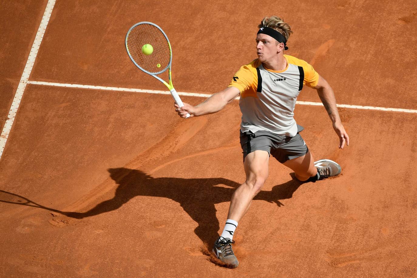 Recopilamos las mejores fotos del encuentro entre el malagueño y el número uno del mundo del tenis. El serbio puso el listón muy alto y acabó venciendo con contundencia por 6-2 Yy 6-1 en 1 hora y 10 minutos en octavos de final del Masters 1.000 de Roma.