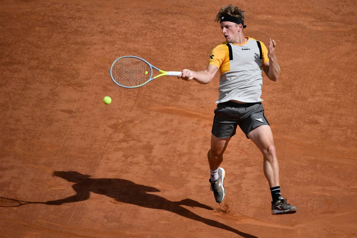 Recopilamos las mejores fotos del encuentro entre el malagueño y el número uno del mundo del tenis. El serbio puso el listón muy alto y acabó venciendo con contundencia por 6-2 Yy 6-1 en 1 hora y 10 minutos en octavos de final del Masters 1.000 de Roma.