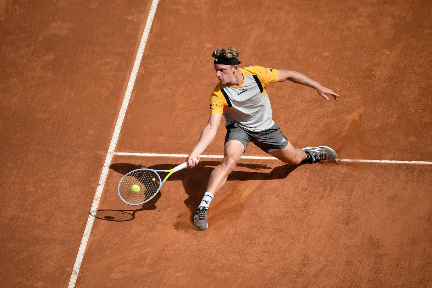 Recopilamos las mejores fotos del encuentro entre el malagueño y el número uno del mundo del tenis. El serbio puso el listón muy alto y acabó venciendo con contundencia por 6-2 Yy 6-1 en 1 hora y 10 minutos en octavos de final del Masters 1.000 de Roma.