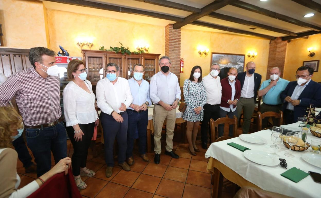 Espadas y Ruiz Espejo, ayer, junto a otros asistentes al encuentro-almuerzo. 