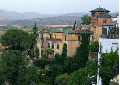 Imagen secundaria 1 - 1. Lápida en recuerdo de Pepita Barrientos en la casa donde murió. 2.La Casa del Rey Moro, en Ronda, que fue la residencia de Trinidad, segunda duquesa de Parcent. 3. El príncipe Alfonso de Hohenlohe, nieto de la segunda duquesa de Parcent..