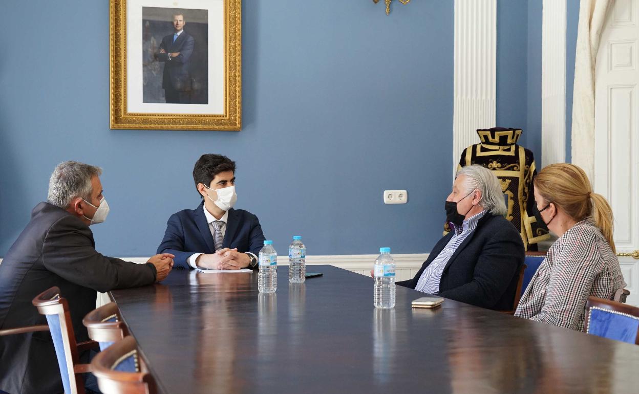 Firma del convenio entre Ayuntamiento y Loasur.