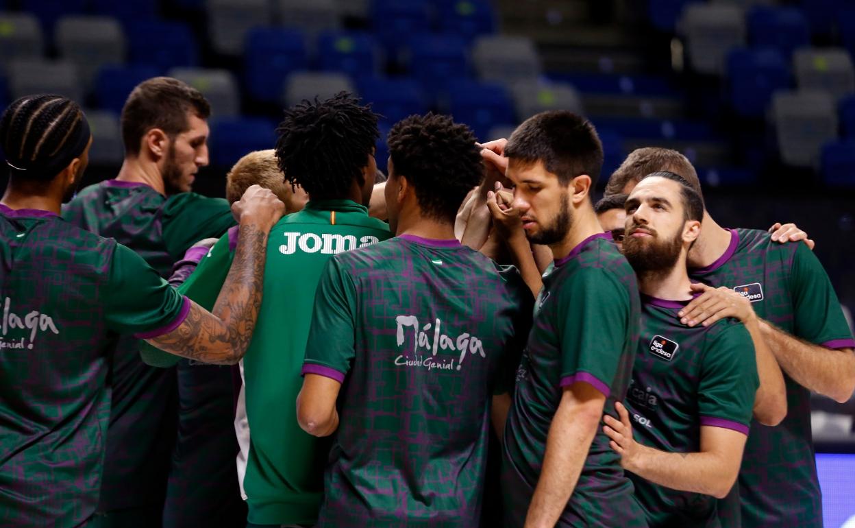 Los jugadores del Unicaja hacen piña antes del partido ante el Andorra. 