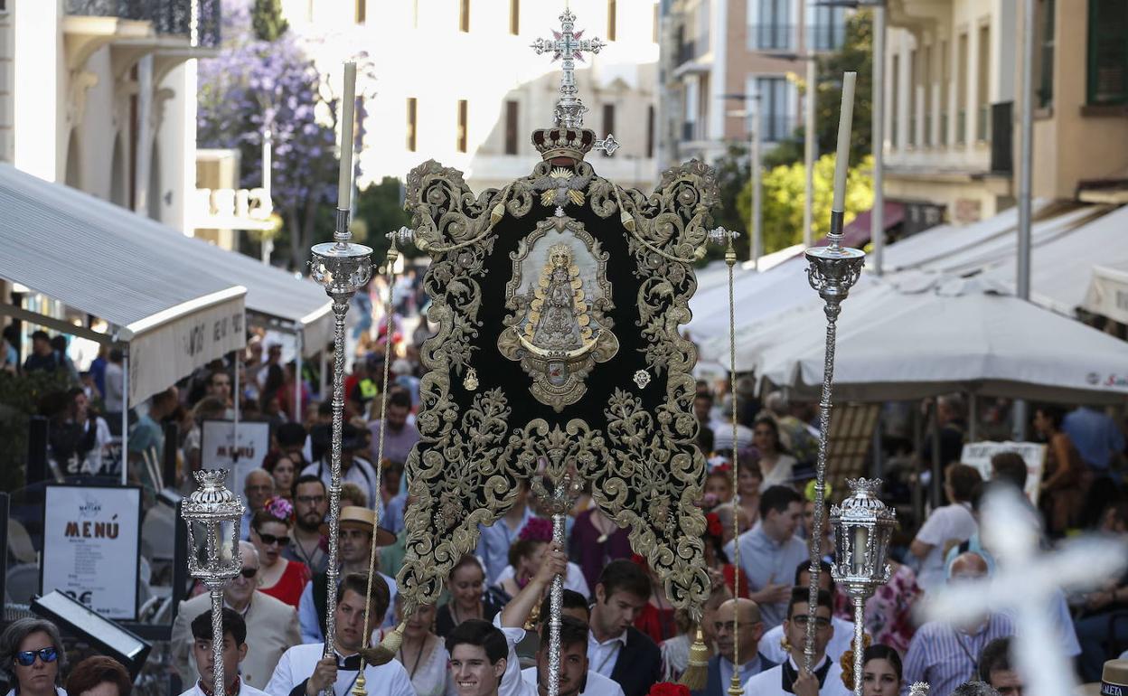 Simpecado de la Hermandad de La Caleta, en el inicio del último camino de 2019. 