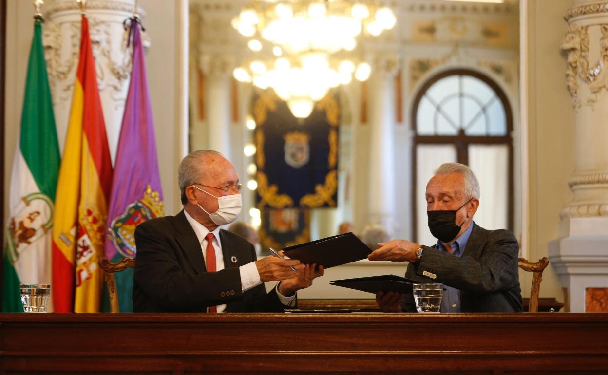 Francisco de la Torre y Vladimir Gusev han firmado este jueves la prórroga de la estancia del Museo Ruso hasta 2035. 