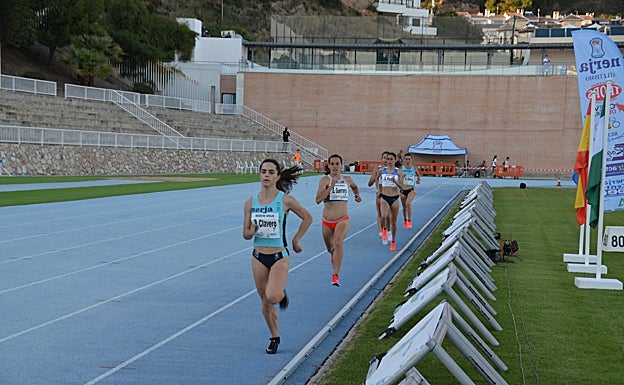Imagen principal - Arriba, carrera femenina de 1.000 metros; abajo a la izquierda, 1.500 metros B, y a la derecha, el lanzador nerjeño Juan Jiménez. 