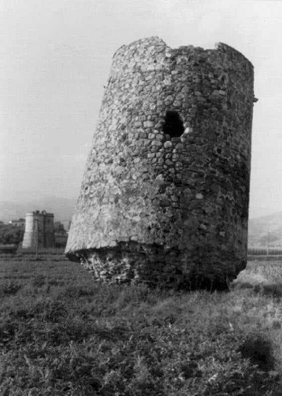 En esta fotografía de la década de los años sesenta, se aprecia la Torre Derecha al fondo