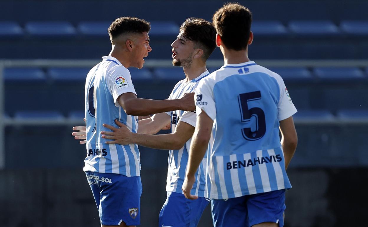 Los jugadores del Juvenil A del Málaga, Loren Zúñiga, Christian Delgado y Andrés Caro, durante un partido de esta temporada en el campo de la Federación.