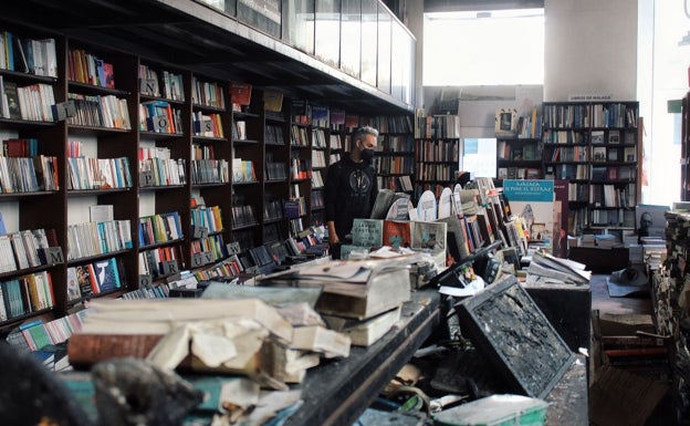 Imagen principal - El sector del libro pide una sede provisional para Proteo tras el incendio