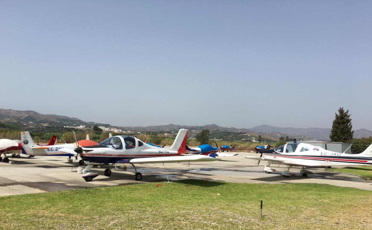 Avionetas estacionadas en el aeródromo Leoni Benabu de la Axarquía con motivo de una exhibición aérea. 