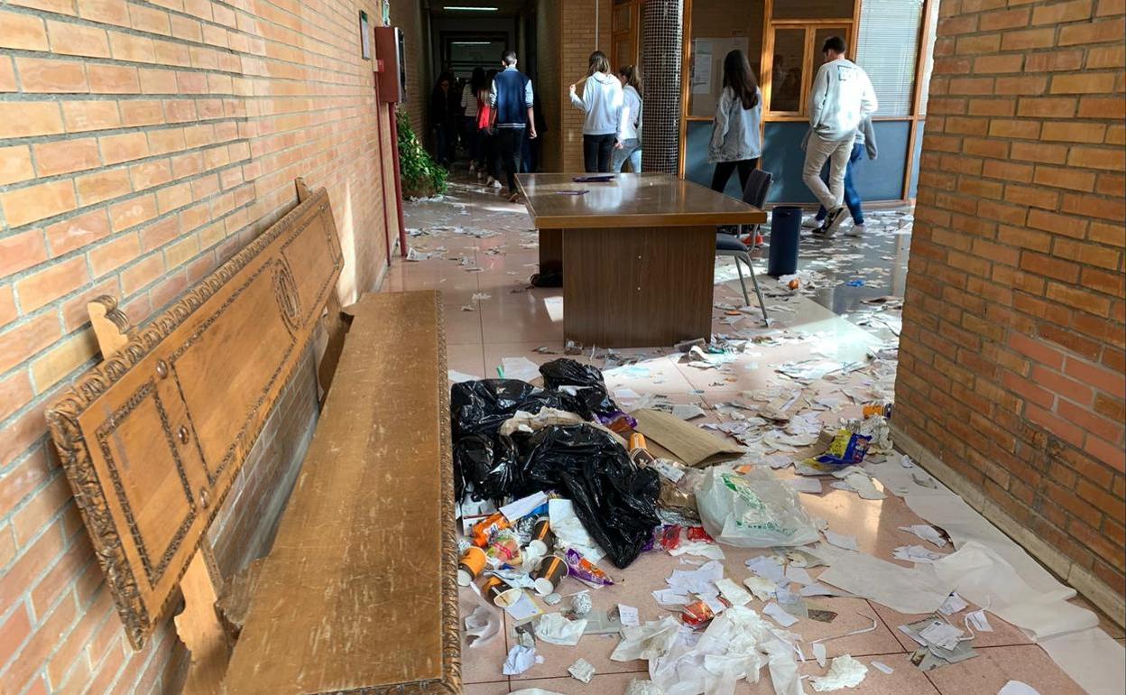 Uno de los pasillos de la Facultad de Ciencias de la Educación, durante la huelga del año pasado. 