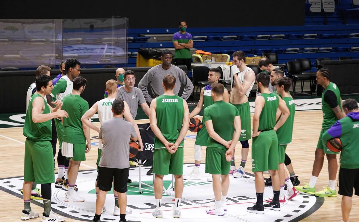 Katsikaris se dirige a sus jugadores durante un entrenamiento en el Palacio. 