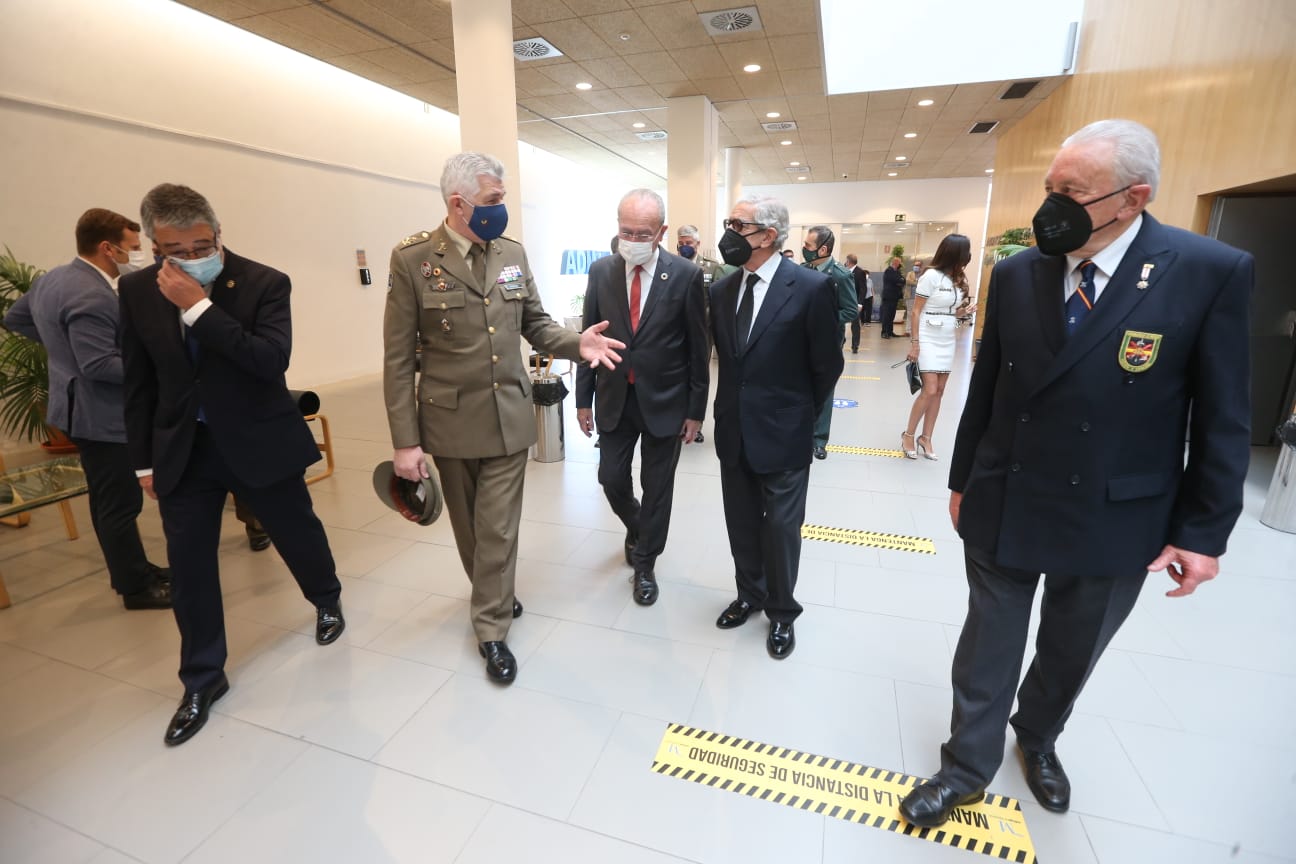 El teniente general Rodríguez, jefe del Ejército Terrestre, conversa con Braulio Medel y Francisco de la Torre acompañados por Francisco Salado y Fernández Verni