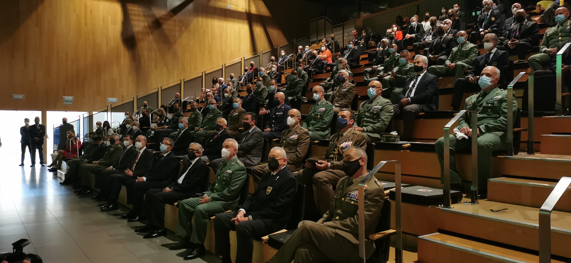 Las primeras autoridades civiles y militares asistieron a la presentación de 'Voluntarios para morir' 