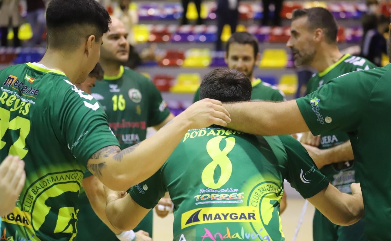 Una piña de los jugadores del Iberoquinoa Antequera antes del partido. 