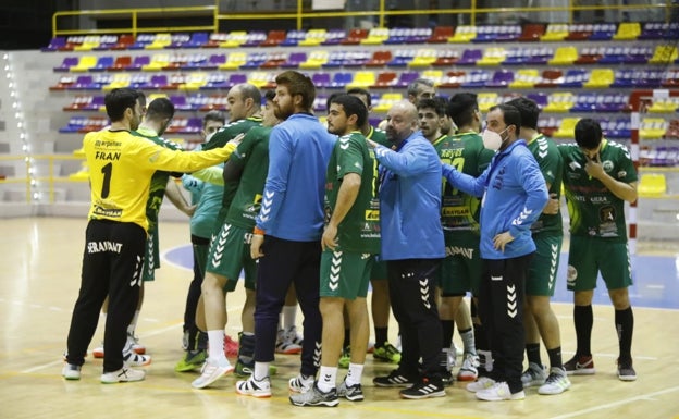 Laos jugadores del Iberoquinoa Antequera, después de un partido. 