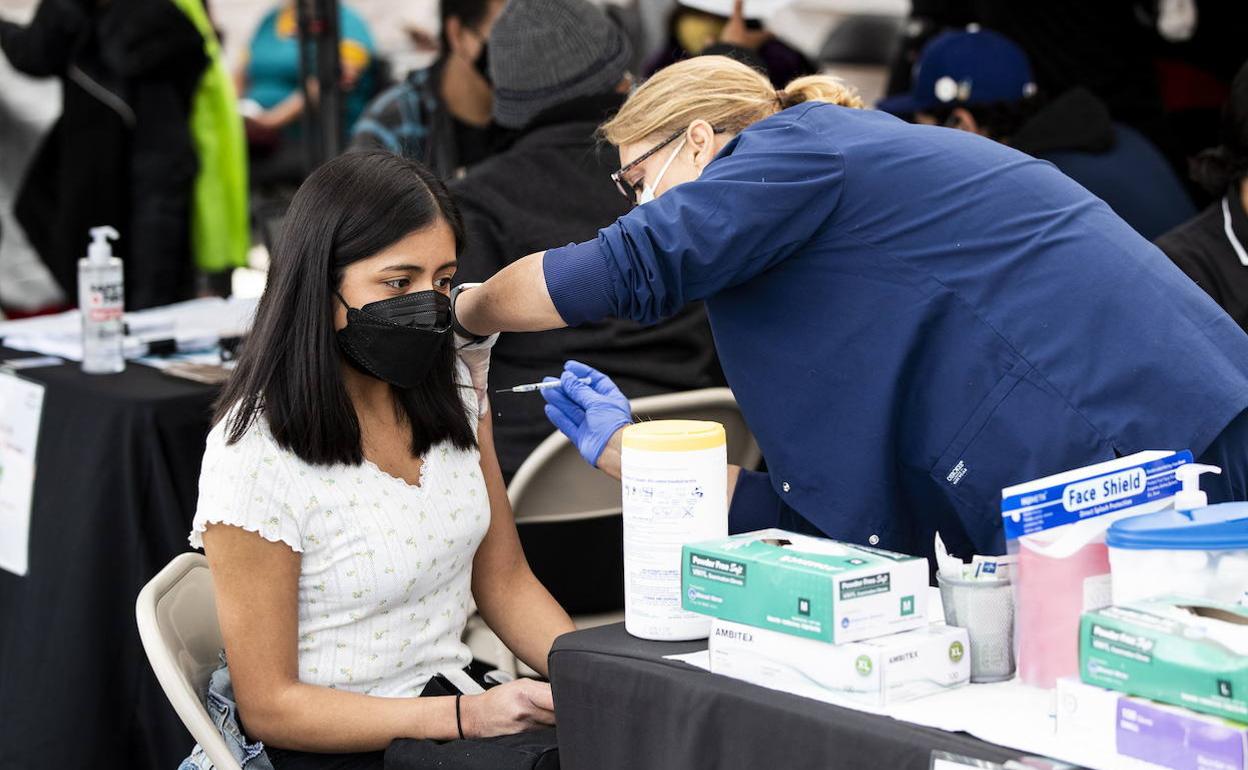 Coronavirus Andalucía: La Junta contempla que el 89% de los andaluces mayores de 16 años tengan completada su vacunación en julio