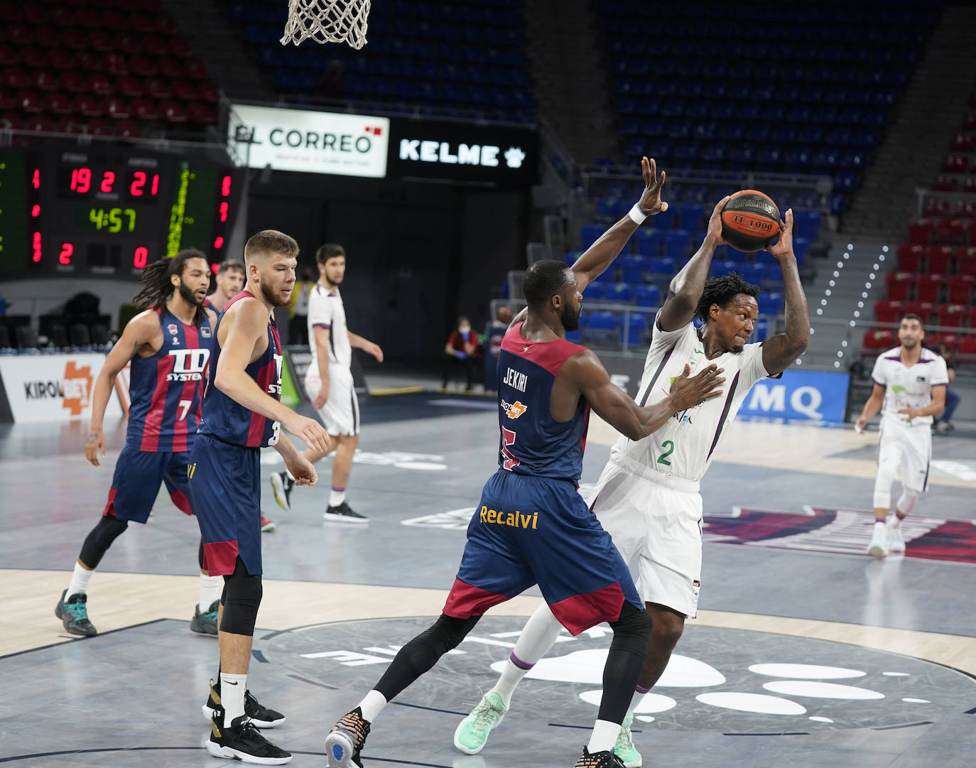 Un Unicaja muy coral y desatado desde el perímetro en el tercer cuarto (7/12) gana en una pista de Euroliga y sigue vivo en la pelea por jugar los 'play-off'.