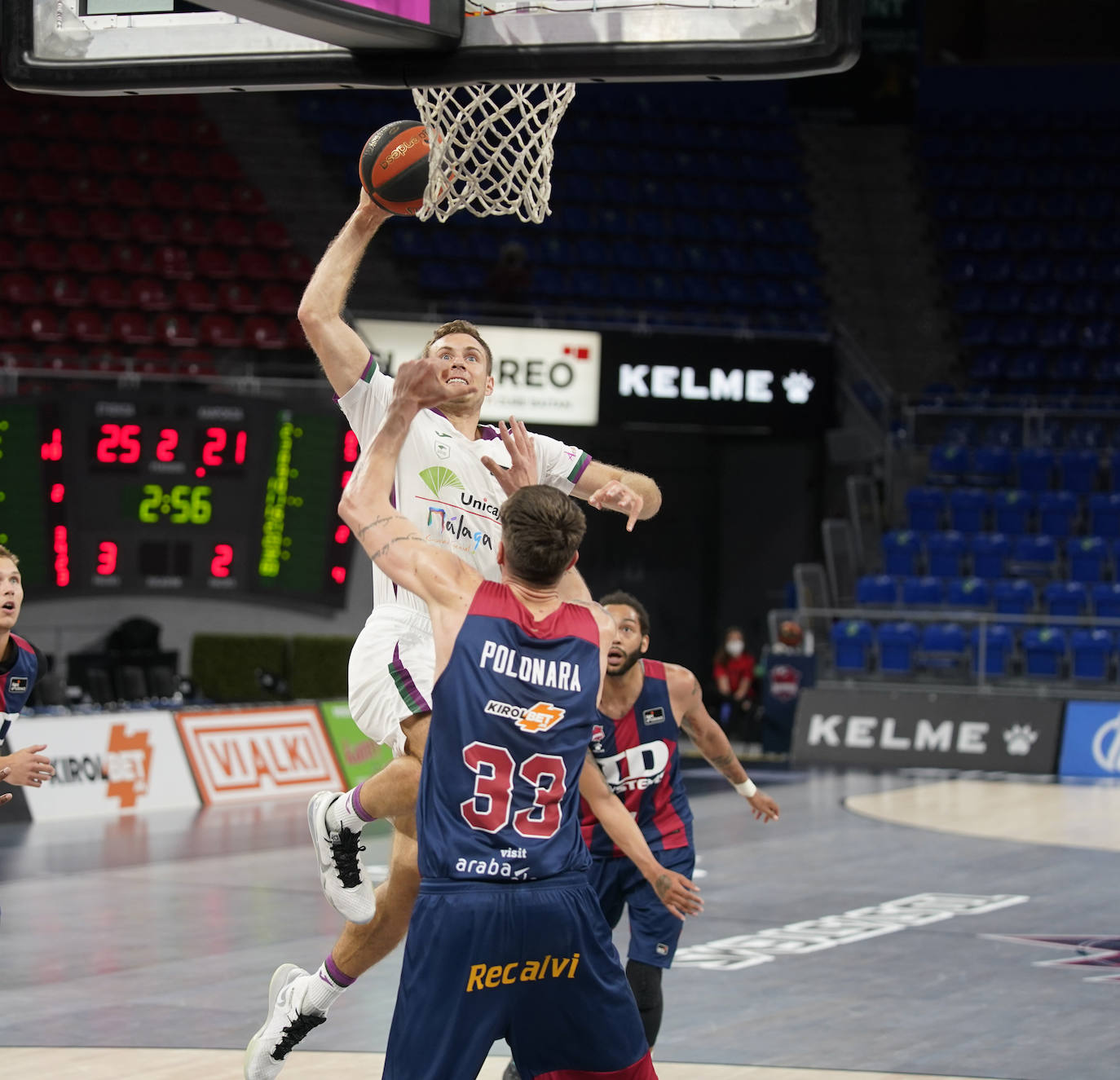 Un Unicaja muy coral y desatado desde el perímetro en el tercer cuarto (7/12) gana en una pista de Euroliga y sigue vivo en la pelea por jugar los 'play-off'.