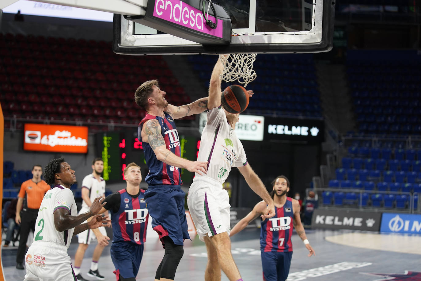 Un Unicaja muy coral y desatado desde el perímetro en el tercer cuarto (7/12) gana en una pista de Euroliga y sigue vivo en la pelea por jugar los 'play-off'.