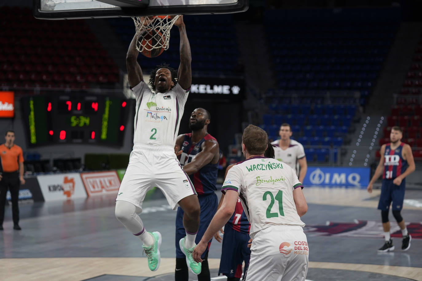 Un Unicaja muy coral y desatado desde el perímetro en el tercer cuarto (7/12) gana en una pista de Euroliga y sigue vivo en la pelea por jugar los 'play-off'.