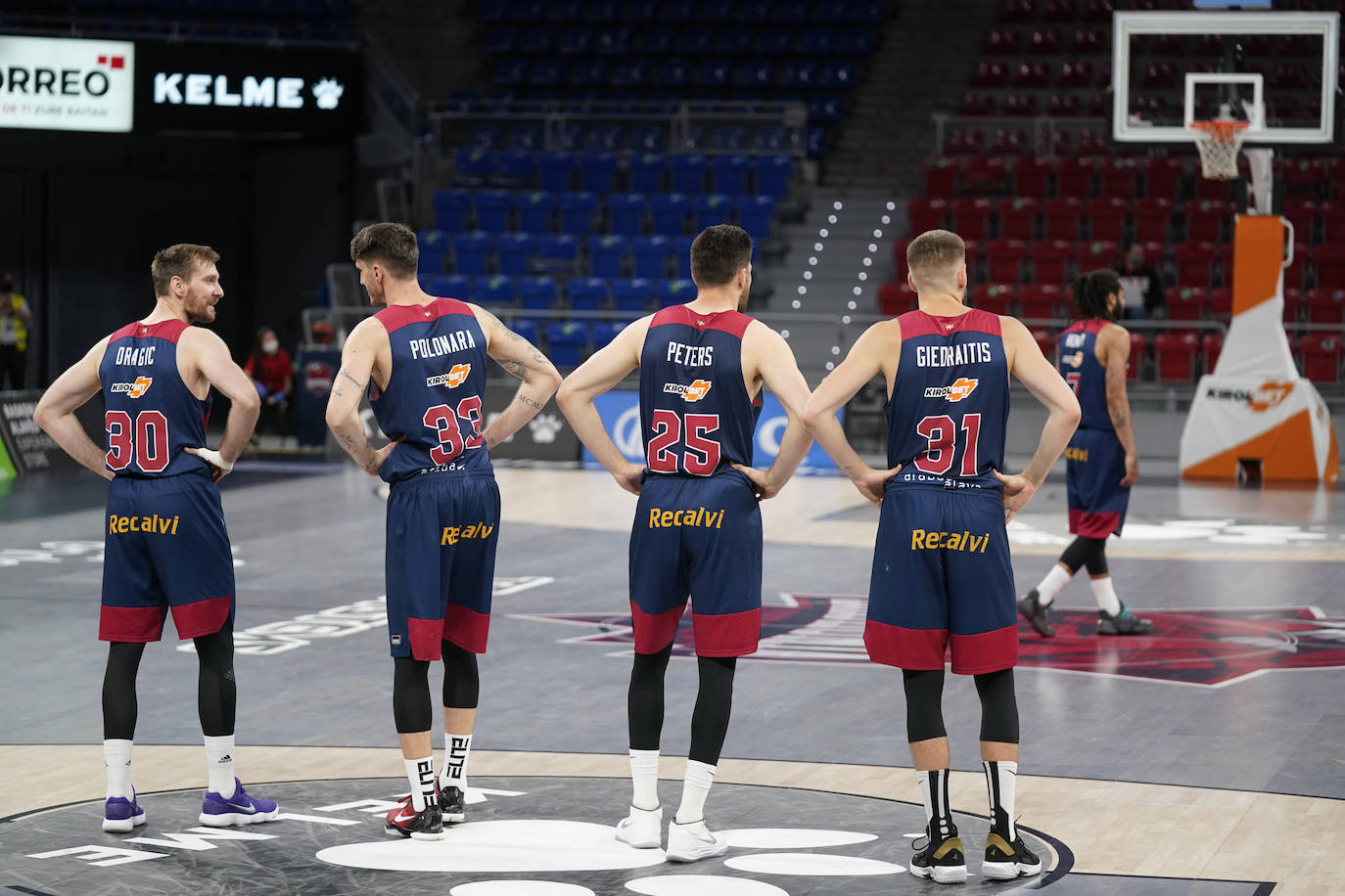 Un Unicaja muy coral y desatado desde el perímetro en el tercer cuarto (7/12) gana en una pista de Euroliga y sigue vivo en la pelea por jugar los 'play-off'.