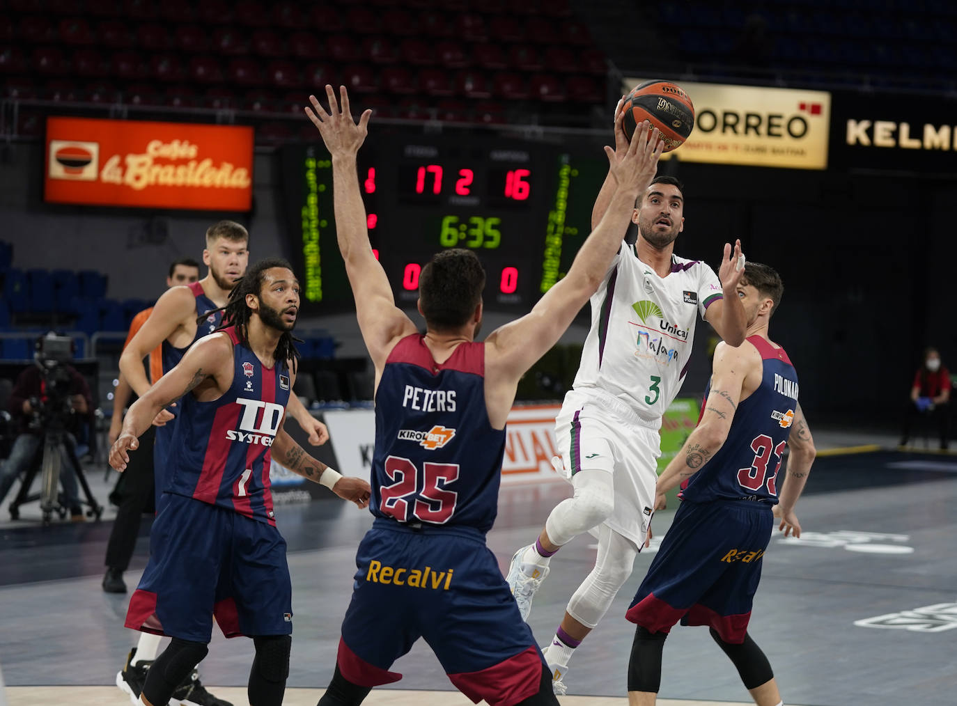 Un Unicaja muy coral y desatado desde el perímetro en el tercer cuarto (7/12) gana en una pista de Euroliga y sigue vivo en la pelea por jugar los 'play-off'.