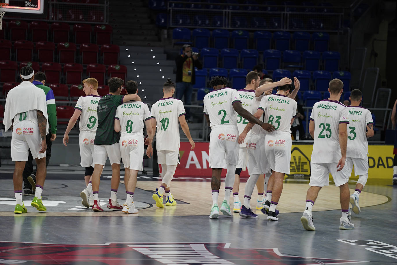 Un Unicaja muy coral y desatado desde el perímetro en el tercer cuarto (7/12) gana en una pista de Euroliga y sigue vivo en la pelea por jugar los 'play-off'.