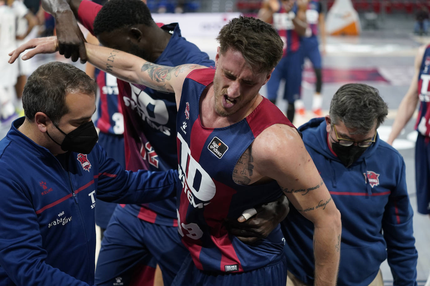 Un Unicaja muy coral y desatado desde el perímetro en el tercer cuarto (7/12) gana en una pista de Euroliga y sigue vivo en la pelea por jugar los 'play-off'.