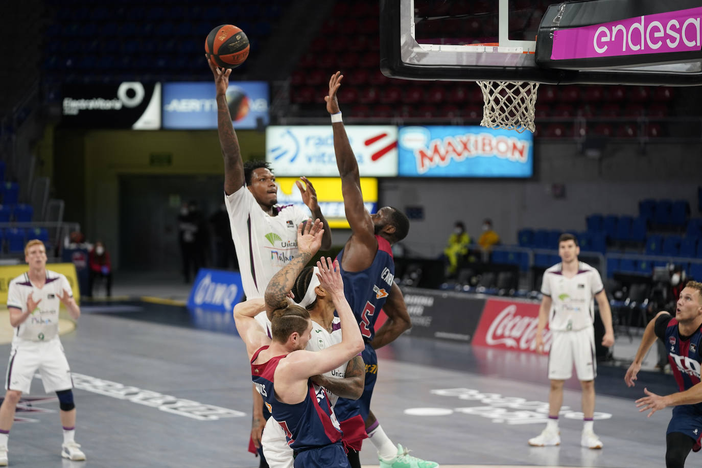 Un Unicaja muy coral y desatado desde el perímetro en el tercer cuarto (7/12) gana en una pista de Euroliga y sigue vivo en la pelea por jugar los 'play-off'.