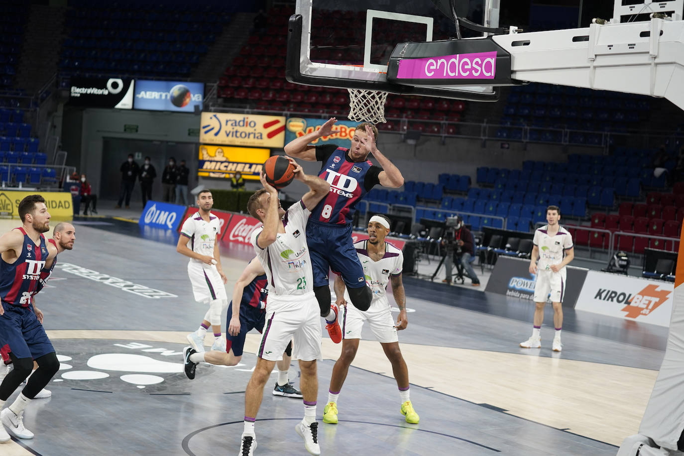 Un Unicaja muy coral y desatado desde el perímetro en el tercer cuarto (7/12) gana en una pista de Euroliga y sigue vivo en la pelea por jugar los 'play-off'.