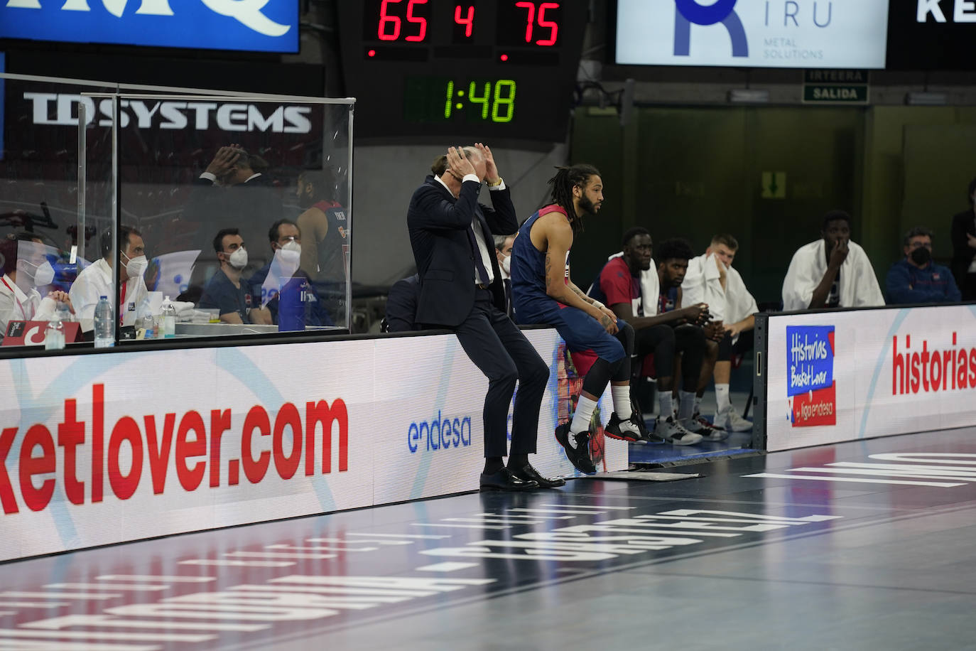 Un Unicaja muy coral y desatado desde el perímetro en el tercer cuarto (7/12) gana en una pista de Euroliga y sigue vivo en la pelea por jugar los 'play-off'.