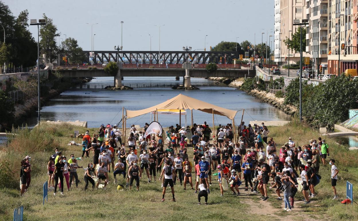 Los deportistas comenzaron a recoger la basura junto al CAC. 