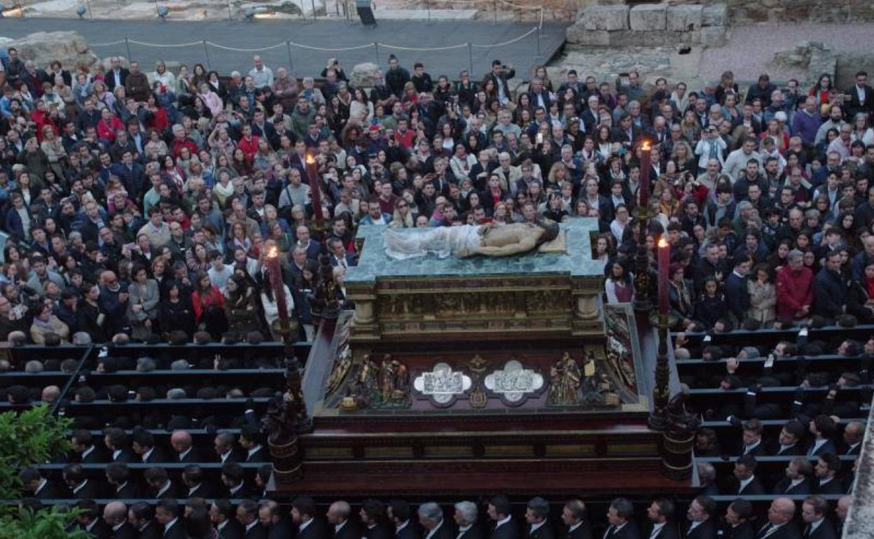 El cofradía del Sepulcro procesionando en el año 2019.