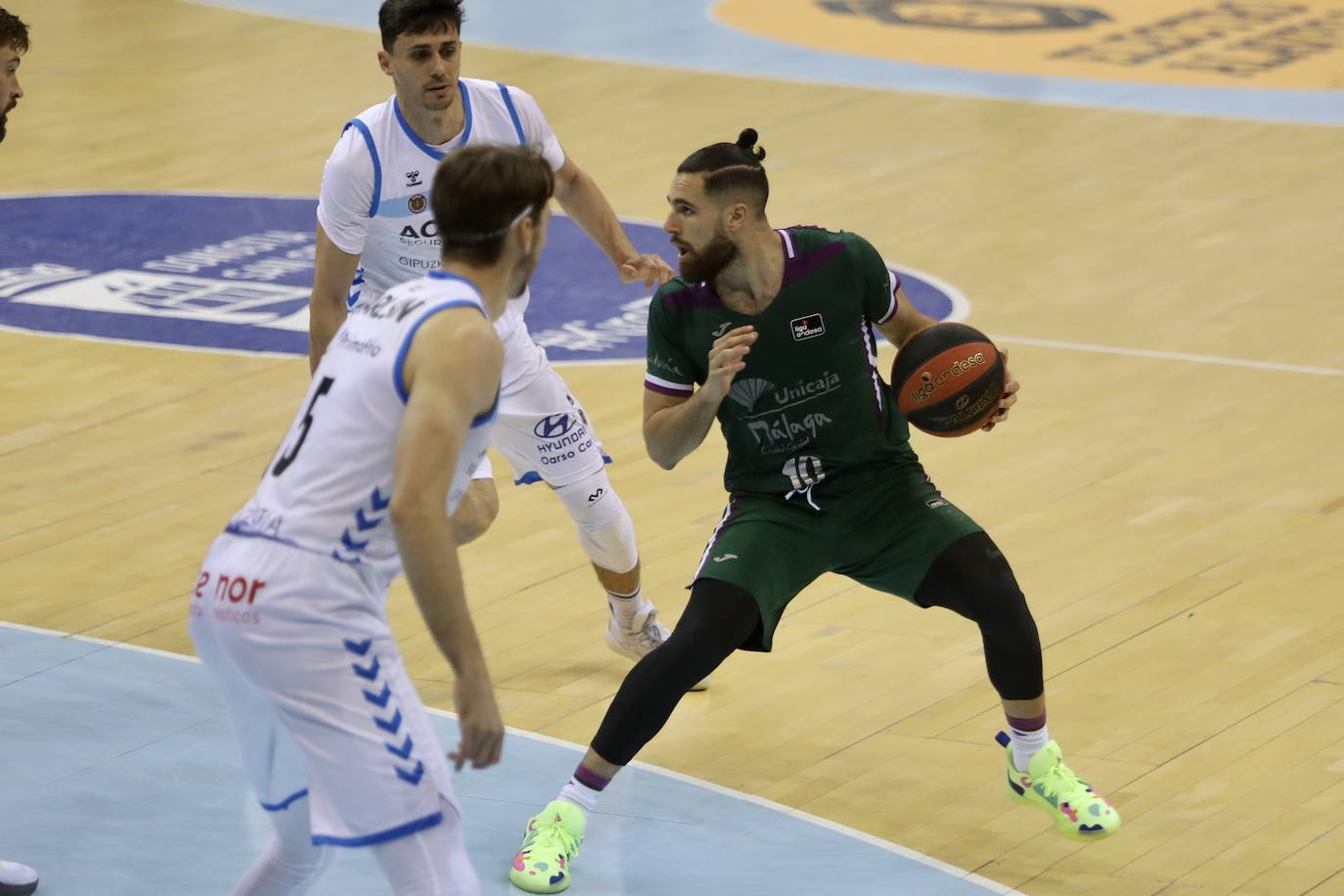 El Unicaja no hizo un buen partido, pero logró ganar en San Sebastián 