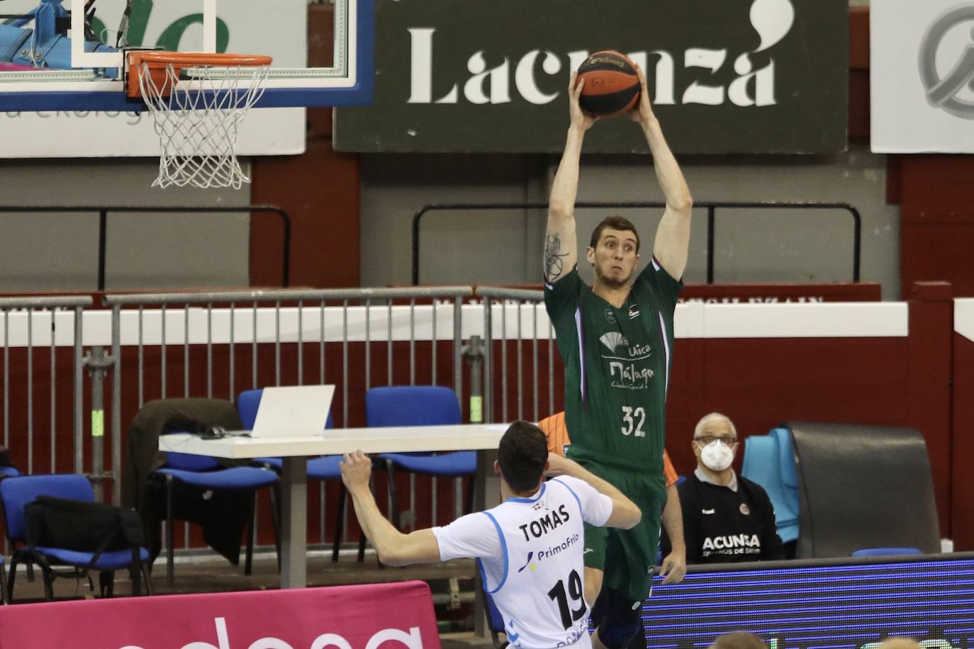 El Unicaja no hizo un buen partido, pero logró ganar en San Sebastián 