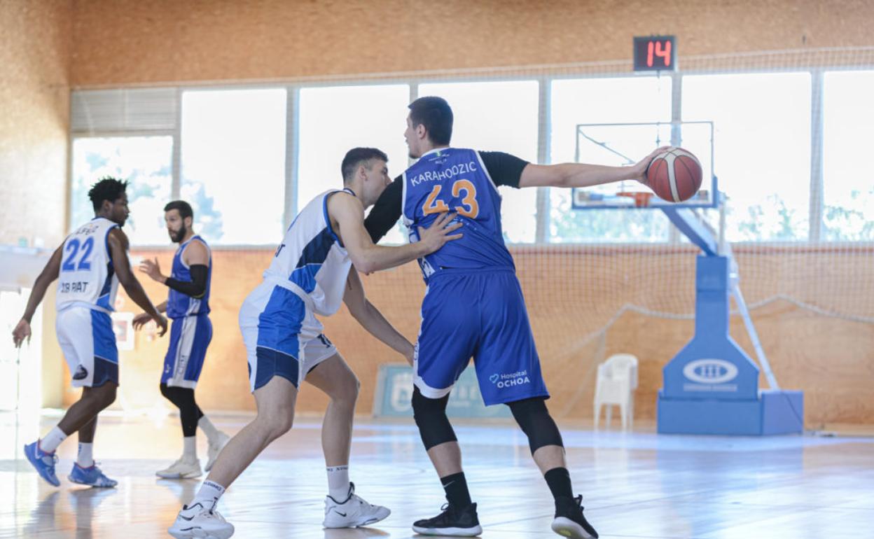 Karahodzic protege un balón en el partido jugado en Marbella ante El Prat. 