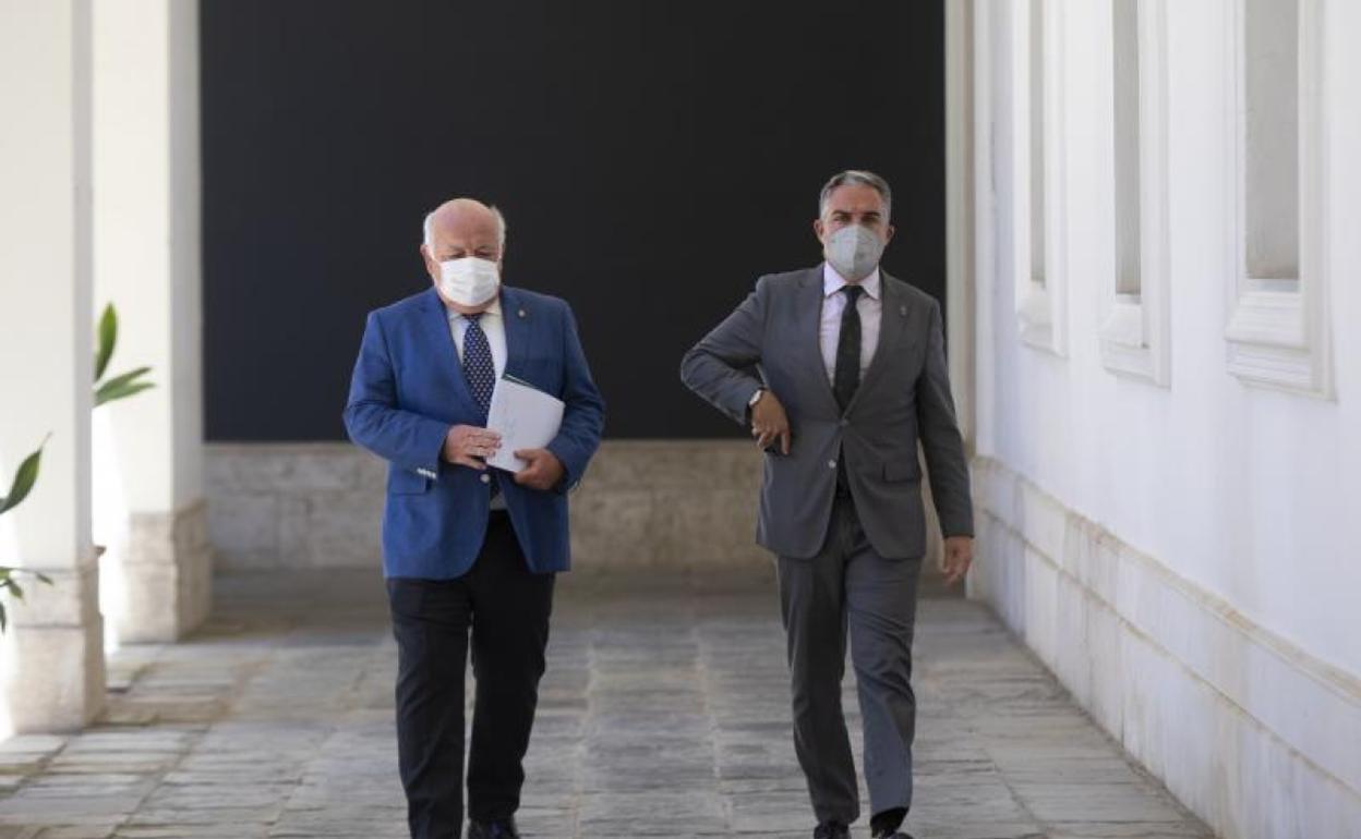 El consejero de Presidencia, Administración Pública e Interior, y portavoz de la Junta, Elías Bendodo (d), junto al consejero de Salud y Familias, Jesús Aguirre