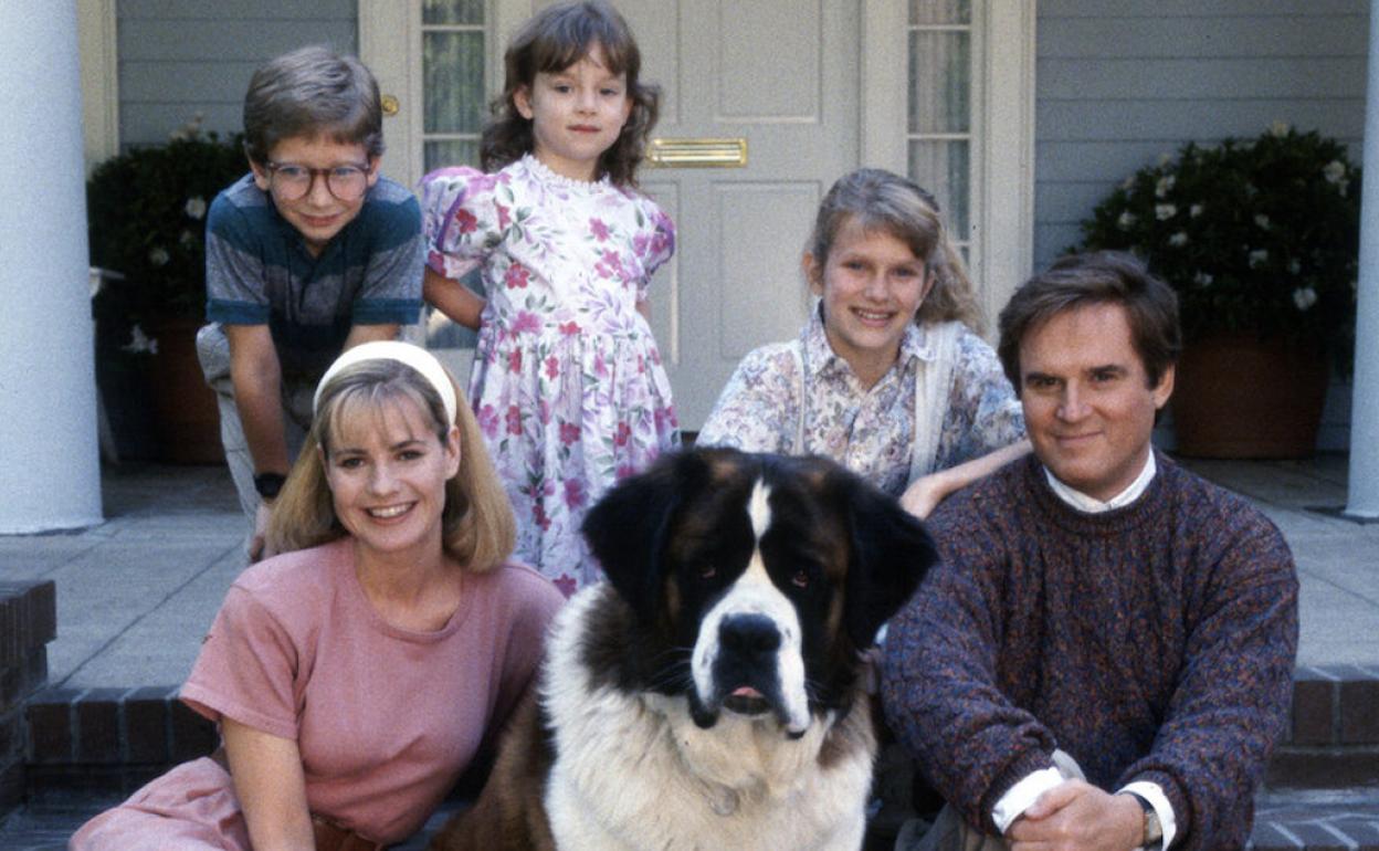 Charles Grodin, a la derecha, junto a 'Beethoven' y su familia en la película.