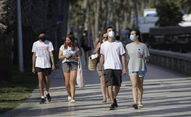 Andalucía critica el debate sobre el fin del uso obligatorio de la mascarilla: «Es el arma más potente que tenemos junto a la vacuna»