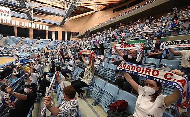 Aficionados del Obradoiro con sus bufandas cantando el himno del equipo. 