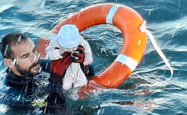 El Guardia Civil que rescató al bebé en Ceuta: «Estaba helado»