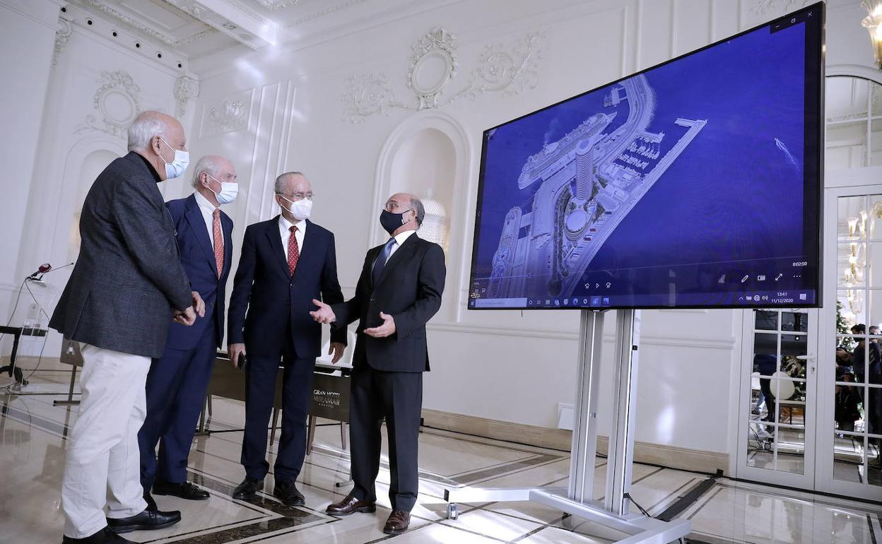 Carlos Rubio, primero por la derecha, en la última presentación del proyecto hotelero. 