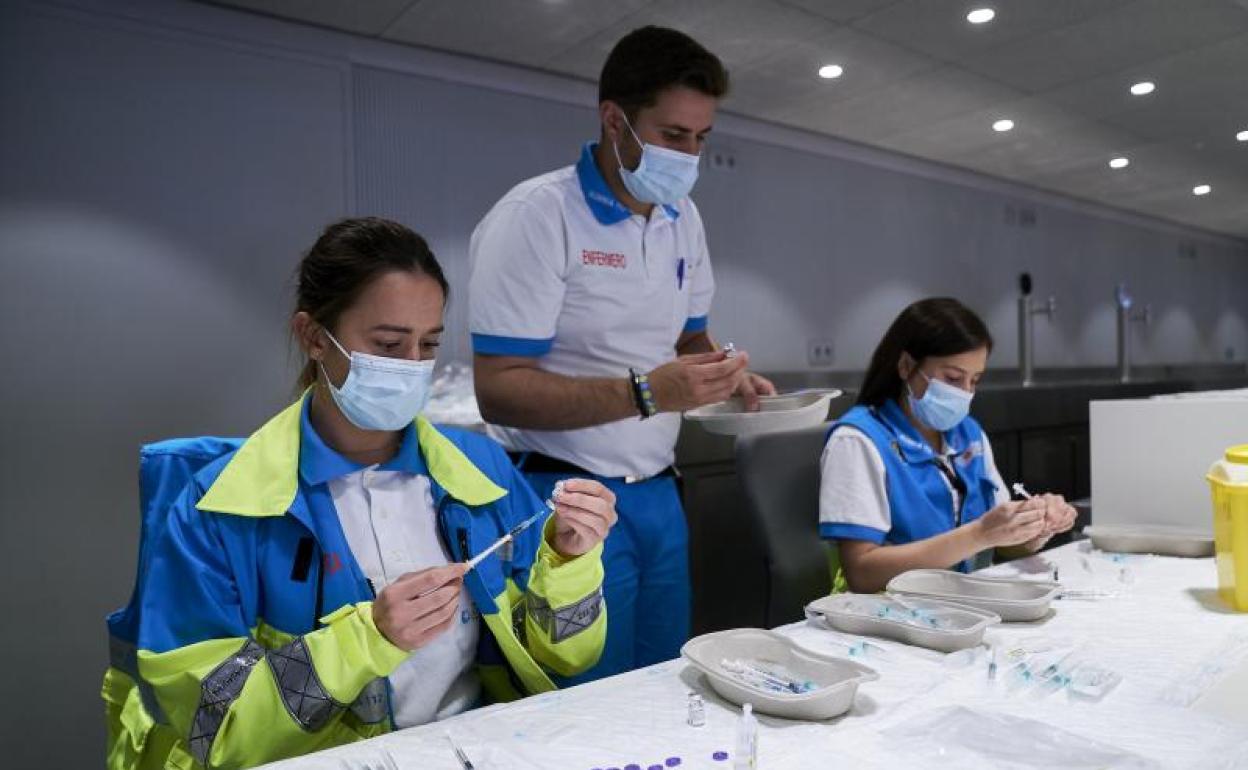 Varios sanitarios preparan las vacunas de la dosis de Pfizer en el Wanda Metropolitano 