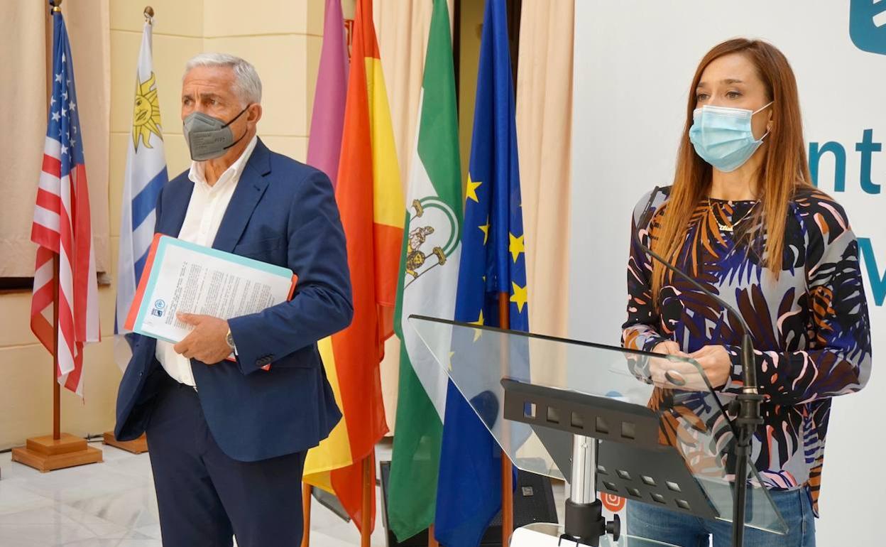 José del Río y Elisa Pérez de Siles, durante la defensa de la moción popular