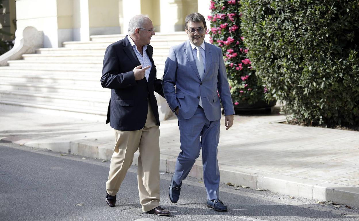 El abogado José Carlos Aguilera y el máximo responsable de BlueBay, Jamal Satli. 